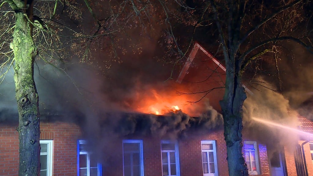 Einsatzkräfte der Feuerwehr löschen den Brand einer Tischlerei im Landkreis Emsland.