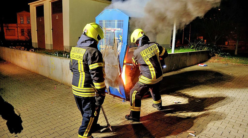 Vermutlich durch eingewofene Böller fing dieser Kleidercontainer auf dem Parkplatz des NP-Marktes an der Quedlinburger Birkenstraße Feuer.
