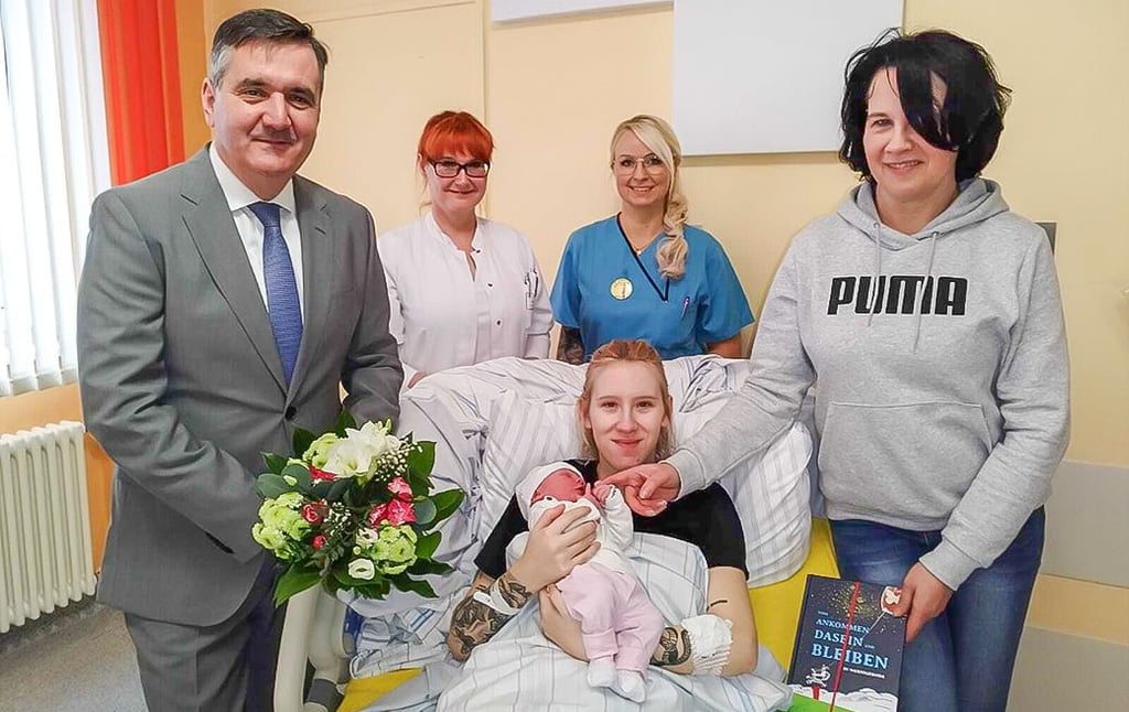 Lia, die kleine Tochter von Emily Zänsdorf, ist das Neujahrsbaby im Harzklinikum Wernigerode. Glückwünsche kamen auch von Landrat Thomas Balcerowski, Oberärztin Dr. Uta Schulze, Silvana Buch, Leitende Hebamme, und Großmutter Diana Wernicke aus Hasselfelde (v.l.).