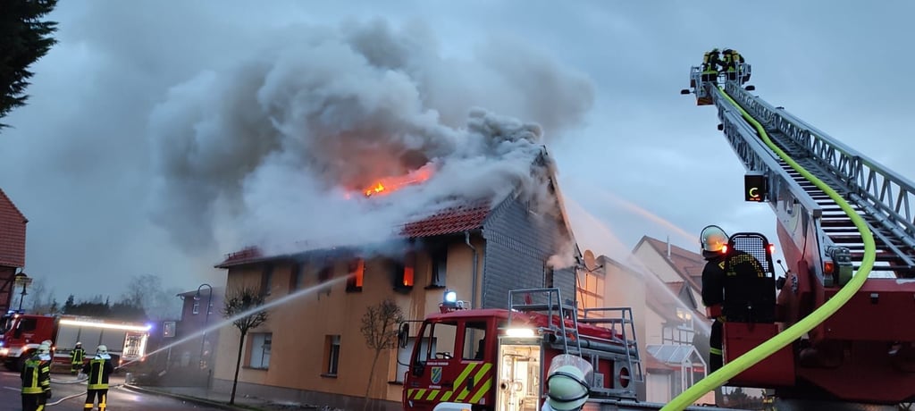 Ingesamt sollen 21 Fahrzeuge vor Ort sein, davon drei Rettungswagen.