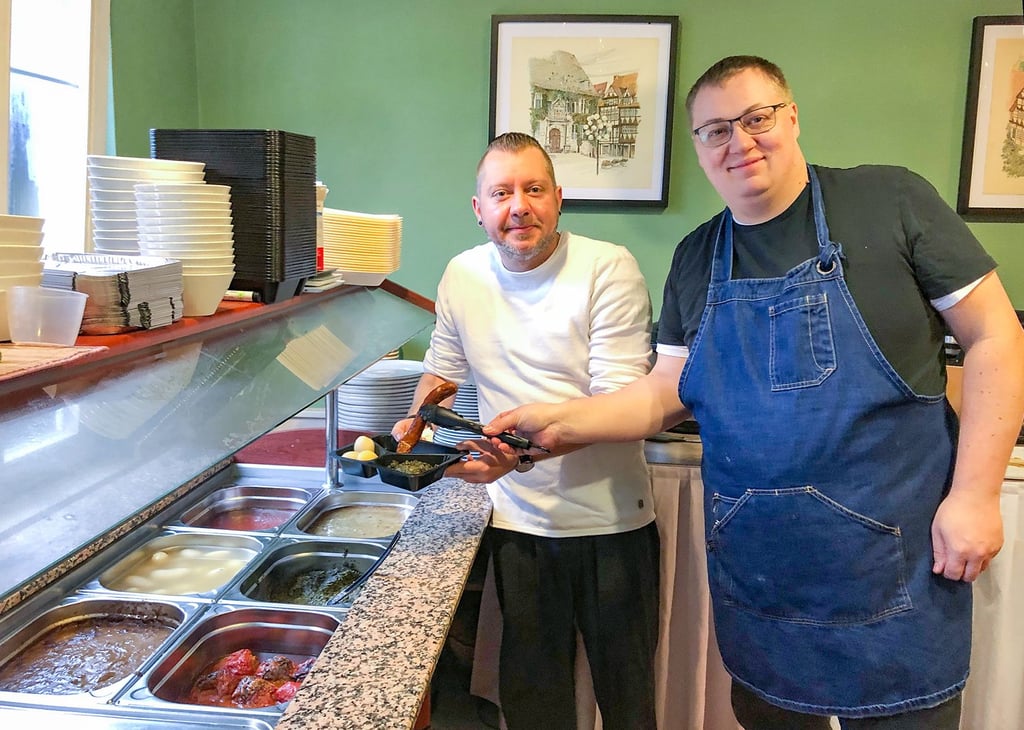 Guten Appetit! Inhaber Mickel Engelhardt (l.) und Koch Sebastian Grosser möchten den Gästen in der Ratsherrenstube Gerichte zum Mitnehmen für das Mittagessen anbieten.