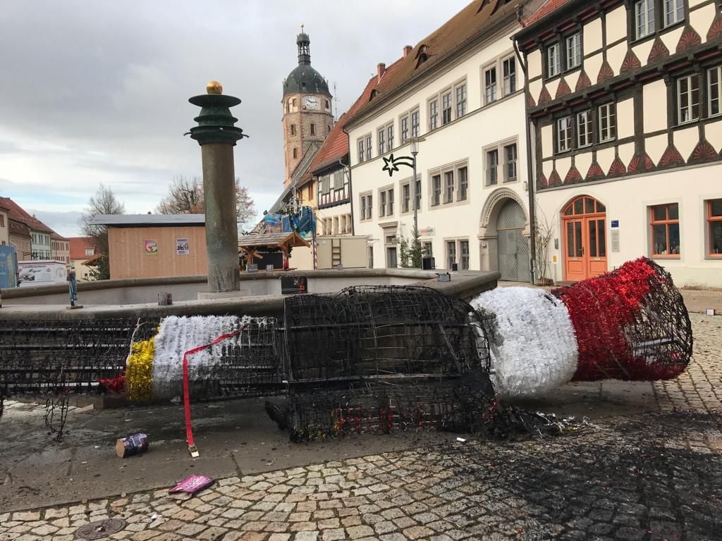 Auf dem Wintermarkt in Sangerhausen brannten in der Silvesternacht zwei Figuren nieder.