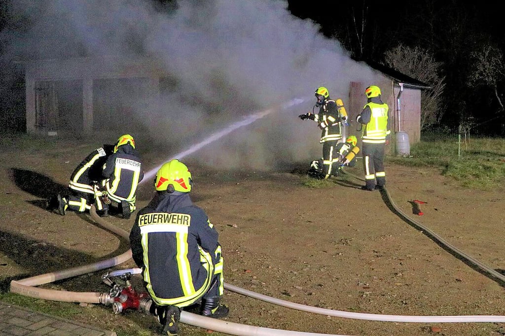 Einsatz in der Silvesternacht: In Jessen muss ein Brand in einer Garage gelöscht werden.