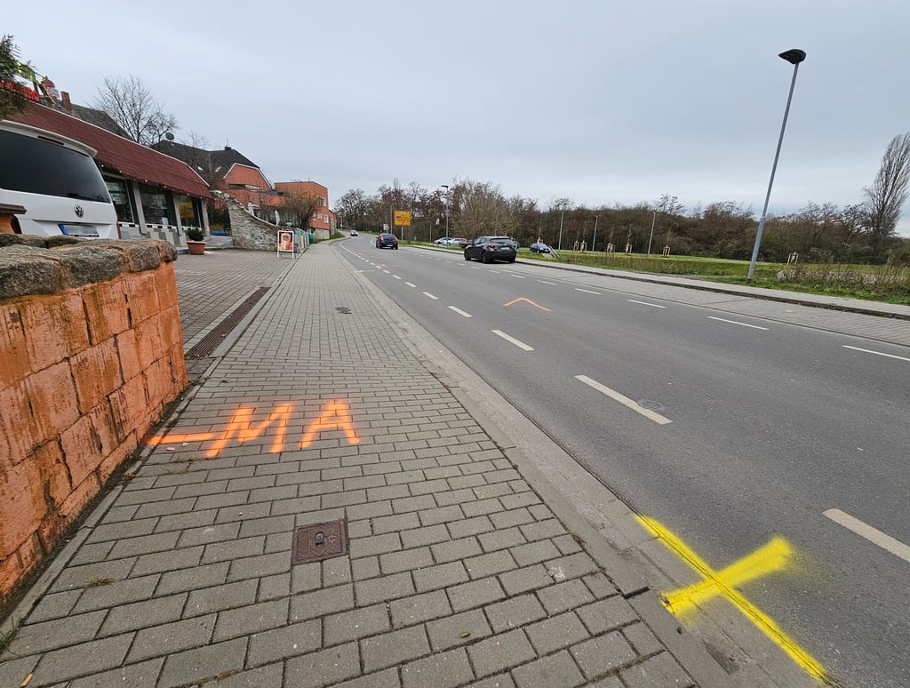 Die Markierungen auf der Fahrbahn zeigen, wo der Unfall passiert ist.