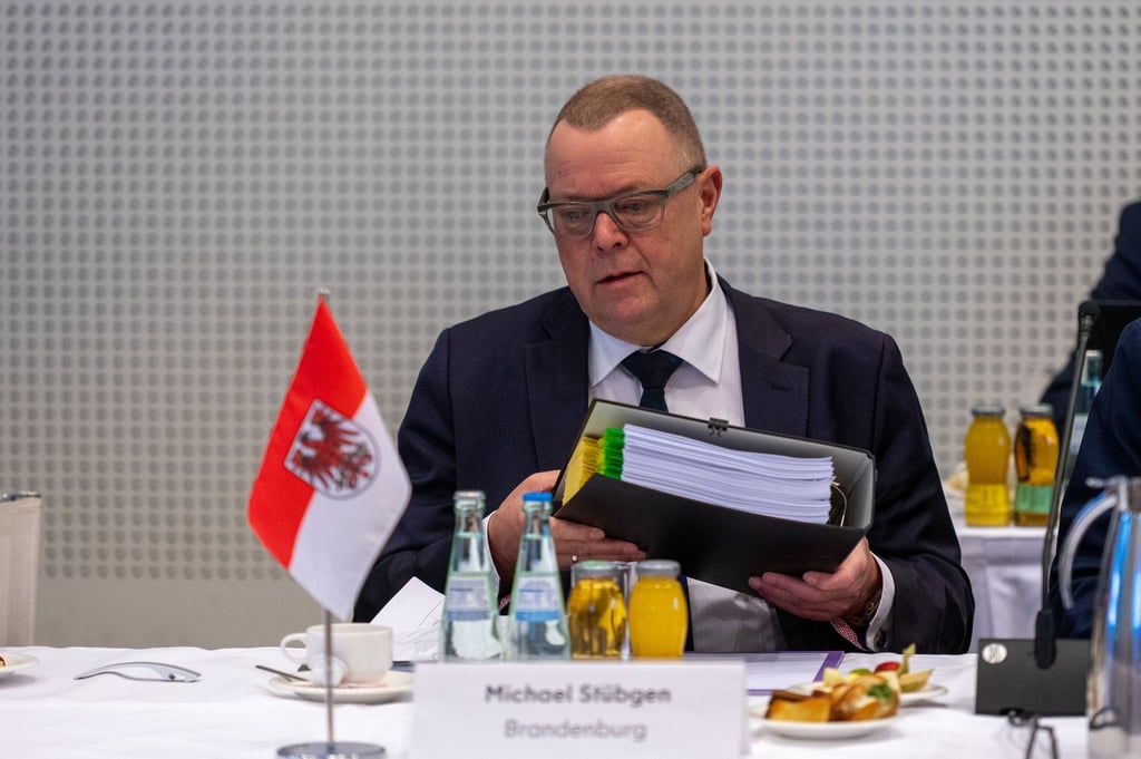 Michael Stübgen (CDU), Innenminister von Brandenburg, sitzt bei der Innenministerkonferenz (IMK).