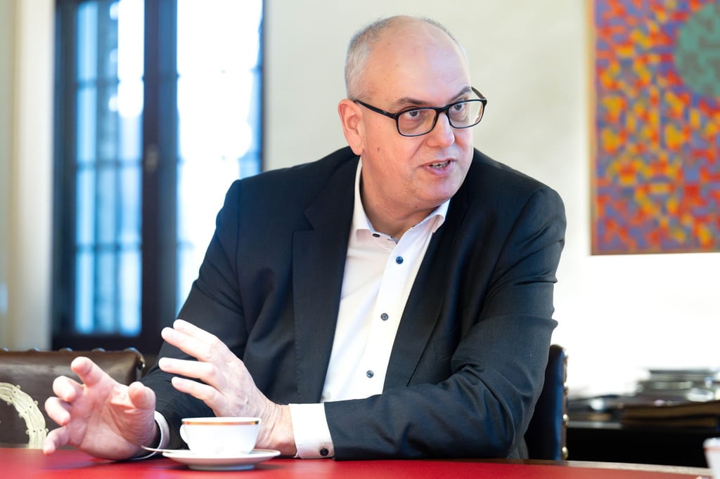 Bremens Bürgermeister Andreas Bovenschulte in seinem Büro im Rathaus.
