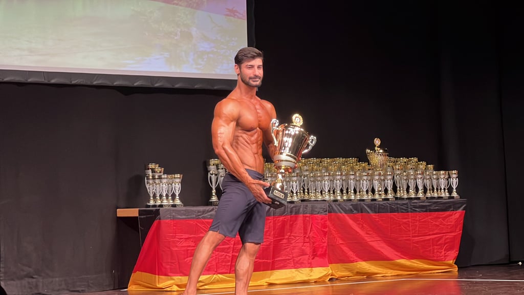 Der Magdeburger Ehsan Mahjoobnia gewann den Pokal für den ersten Platz der deutschlandweiten "Men's Physiques"-Meisterschaften.