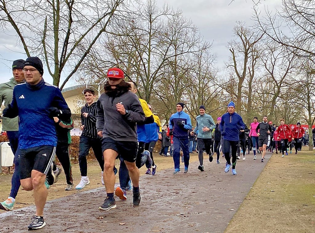 400 Läufer gingen beim Silvesterlauf in Schönebeck an den Start.