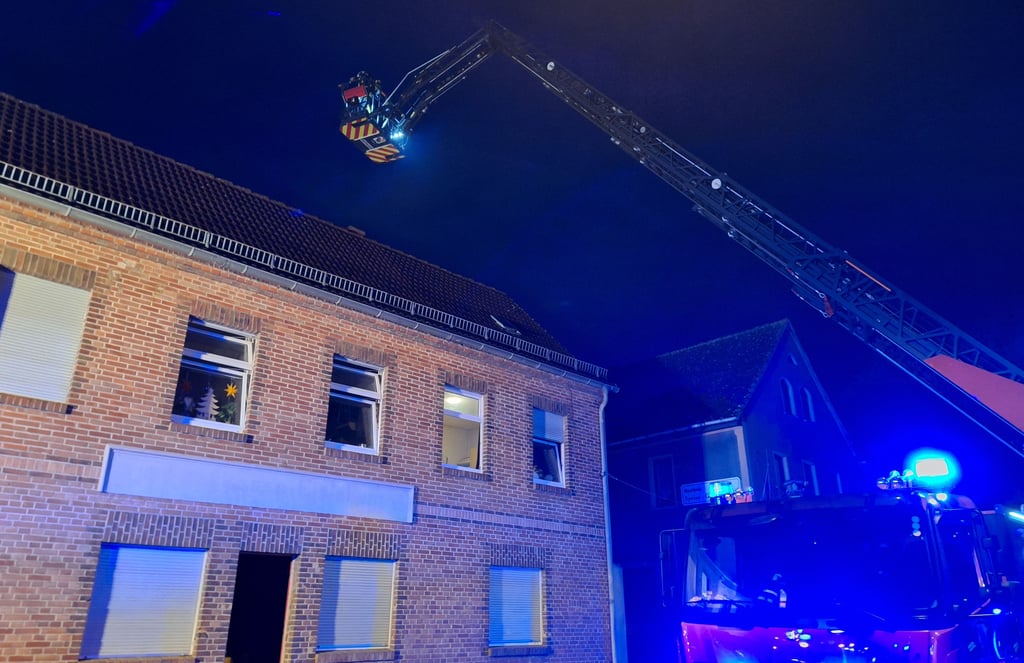 Beim Brand in Siersleben wurde eine Drehleiter ausgefahren.