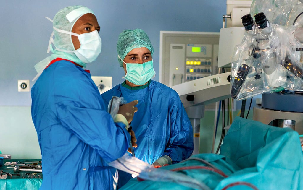 Der Chefarzt der HNO-Abteilung im SRH-Klinikum Zeitz Dr. Bekele Mekonnen (links) steht oft im OP-Saal.