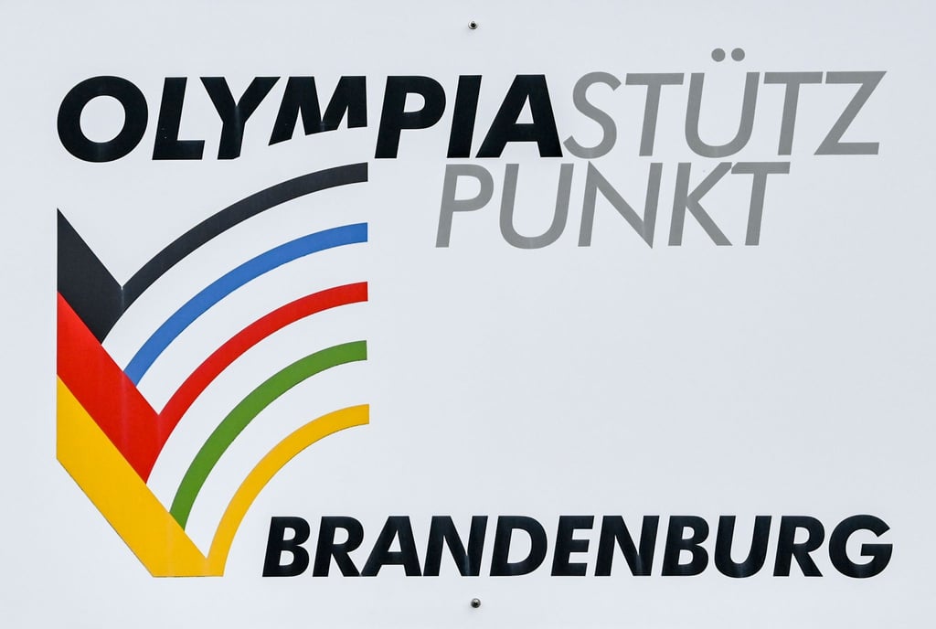 Ein Schild mit der Aufschrift "Olympiastützpunkt Brandenburg" im Sportpark Luftschiffhafen.