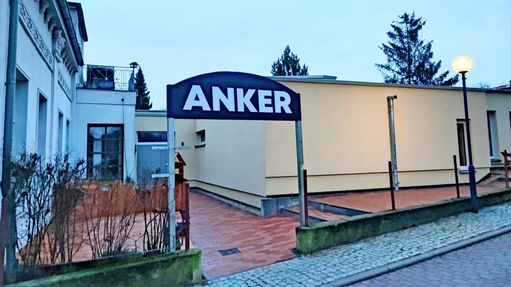 Max Heckel hat die frühere Hotelgaststätte „Goldener Anker“ in Arneburg gekauft und rückseitig einen großen Saal angebaut. Mit Lager und allem, was ein Veranstaltungsort so braucht.