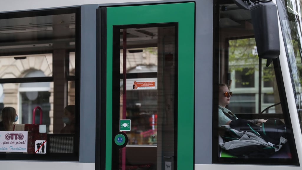 In der Magdeburger Straßenbahn Linie 2 entblößte sich ein Fahrgast vor einer 25-Jährigen. Die Polizei sucht nun den mutmaßlichen Täter.