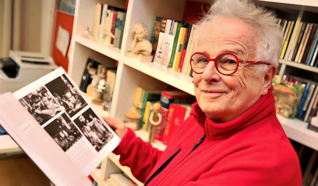 Frank Hofmann blättert in dem neuen Buch über Karl-May-Inszenierungen auf DDR- und BRD-Bühnen. Hofmann hat als Regisseur zahlreiche Indianerstücke am Eisleber Theater inszeniert.