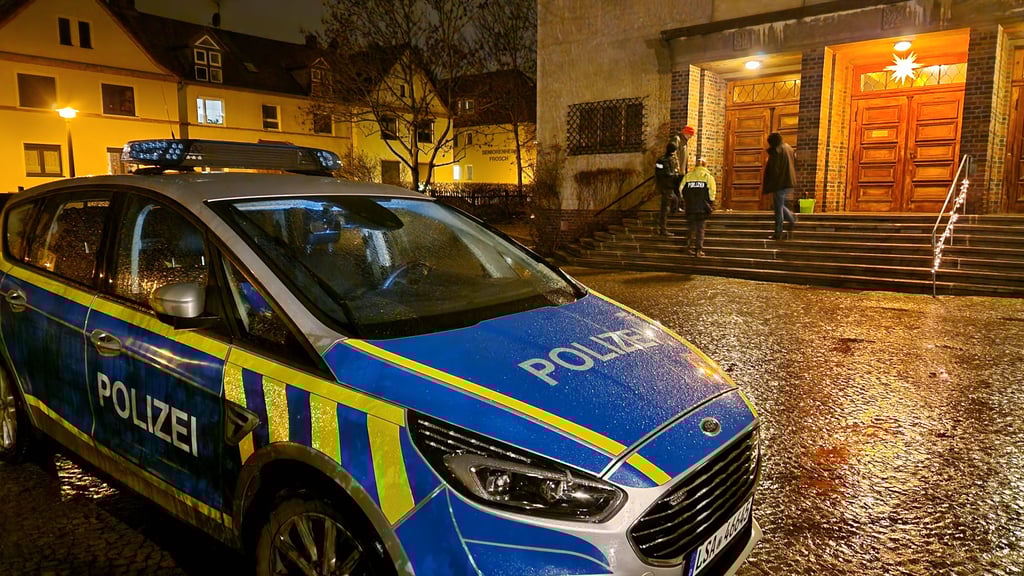 Die Polizei kam an der Lutherkirche in Halle nach einem Brandanschlag zum Einsatz.