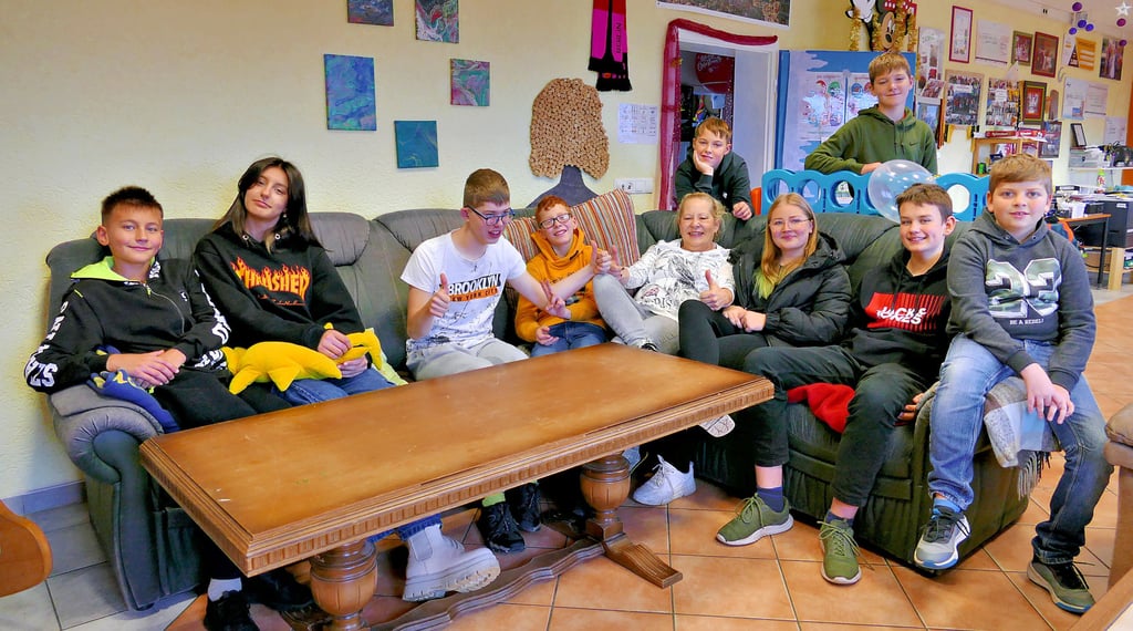 Die Ledercouch im Jugendclub Elster hat in acht Jahren hunderten Kindern und Jugendlichen einen Platz zum Schlafen, Essen, Spielen und Film anschauen geboten. Nun suchen sie eine neue und hoffen auf einen Spender, da die Finanzen 2024 wieder knapp sind.
