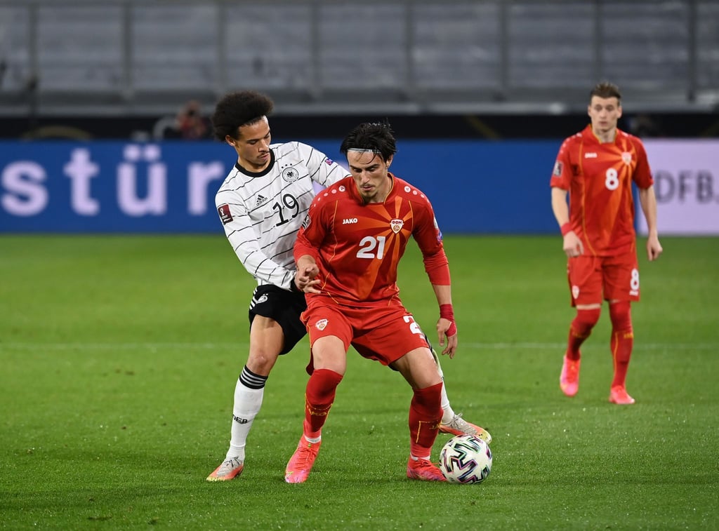 Leroy Sane (Deutschland) und Eljif Elmas (Nordmazedonien, r) in Aktion.