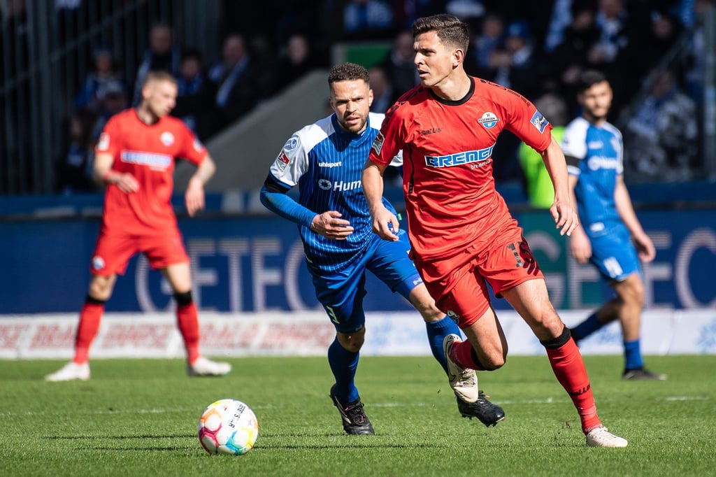 Paderborns Tobias Müller (r) spielt gegen Magdeburgs Luis Castalgos.
