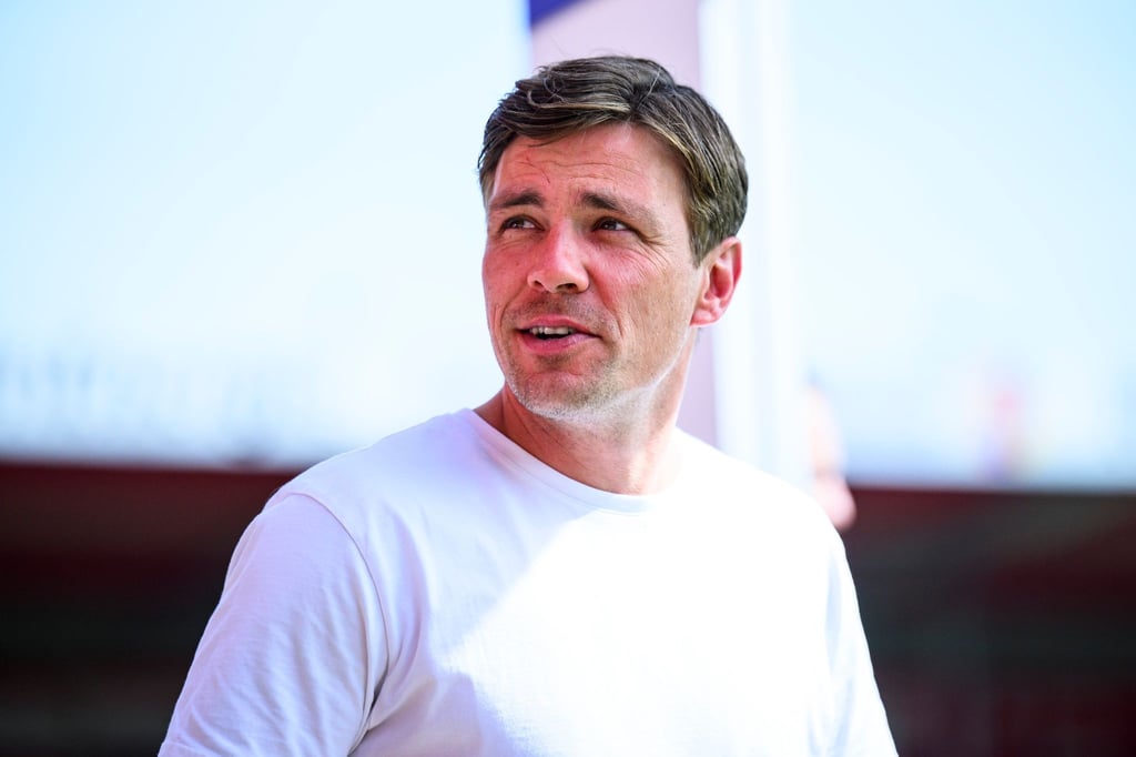 Clemens Fritz, Leiter des Lizenzbereiches bei Werder Bremen, steht vor dem Spiel im Stadion.