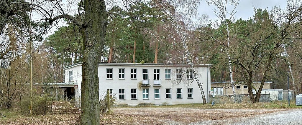 Das Gelände der eingezäunten Sendeanlage im Burger Ortsteil Brehm mit mehreren leerstehenden Gebäuden.
