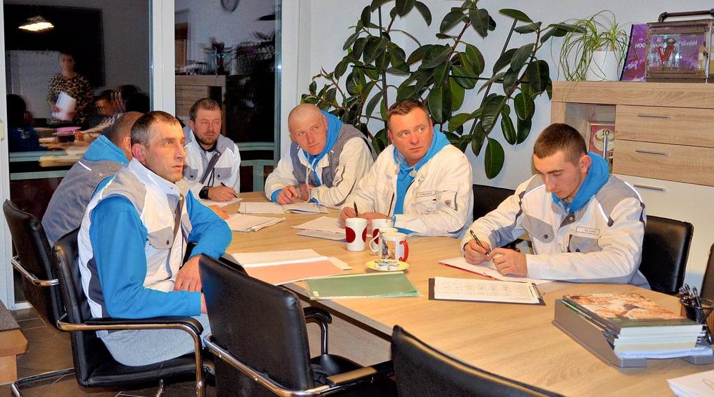 Ukrainische Mitarbeiter der Putz- und Fassadensanierung HOC-Management in Hornhausen lernen nach Feierabend die deutsche Sprache.