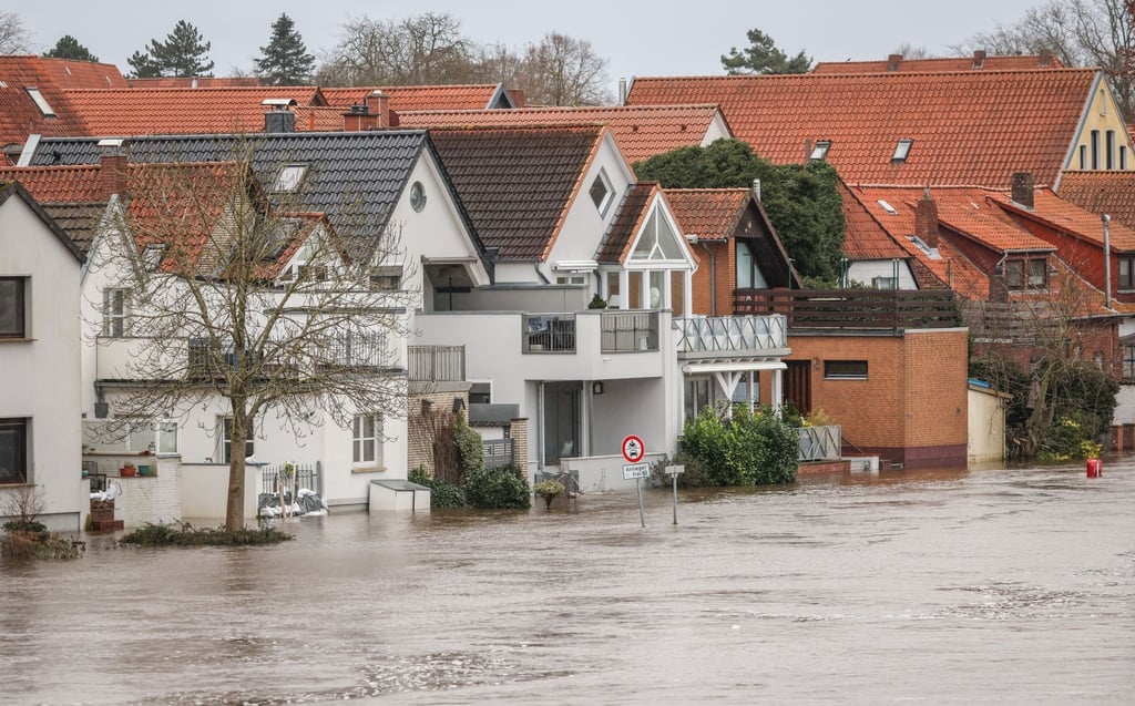 Hochwasser hat die Aller an der Altstadt von Verden über die Ufer treten lassen.