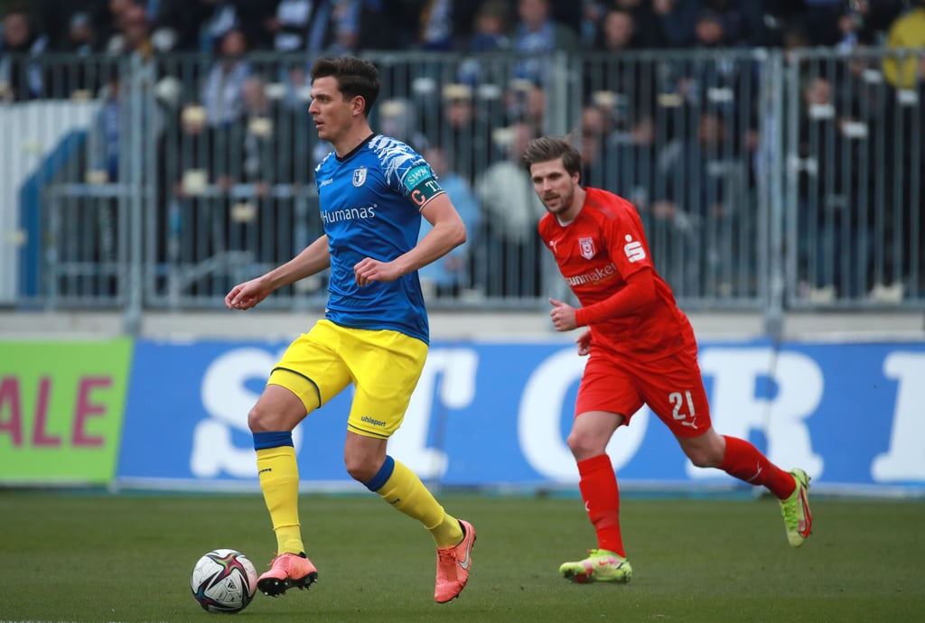 Er trägt nun wie hier wieder das Trikot des Clubs: Tobias Müller (l.).