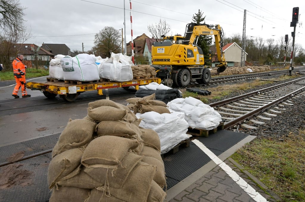 Sandsäcke liegen am Bahnhof Oberröblingen zum Abtransport bereit.