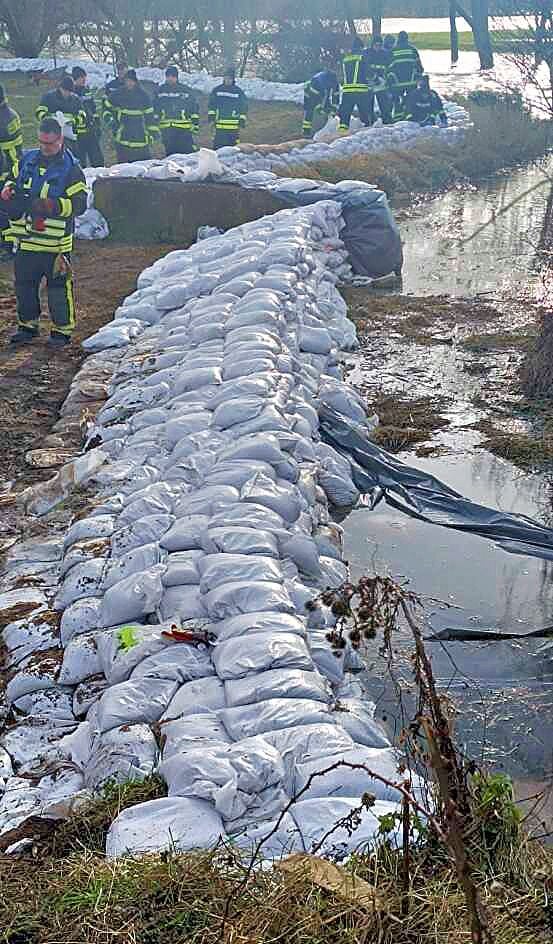 Hochwasser In Sachsen-Anhalt: Retter Aus Könnern Ins Hochwasser ...