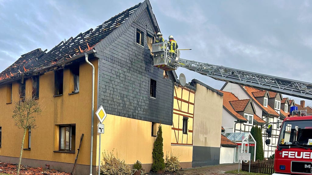 Bis in die späten Nachmittagsstunden sind die Feuerwehrleute am Neujahrstag im Einsatz. Insgesamt sind neun Feuerwehren mit etwa 70 Einsatzkräften ausgerückt.