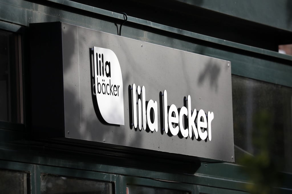 Das Logo des Unternehmens Lila Bäcker mit dem Schriftzug „lila lecker“ an einer Filiale.