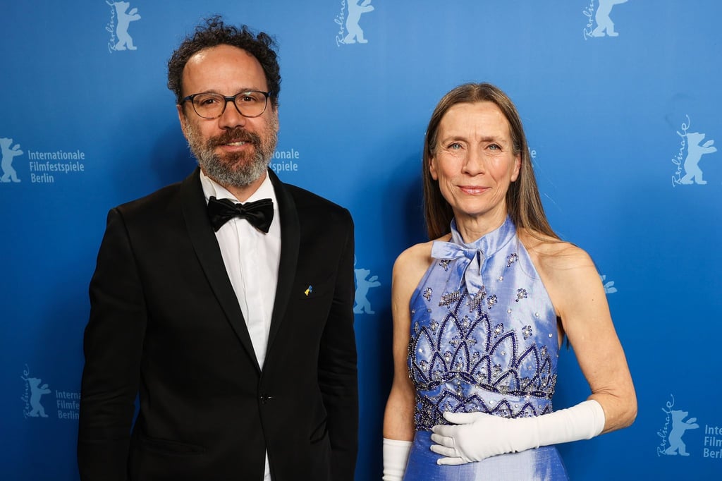 Filmproduzentin Mariette Rissenbeek (r), Geschäftsführerin der Berlinale, und Carlo Chatrian, Künstlerischer Leiter der Filmfestspiele, während eines Fototermins nach der Preisverleihung der Berlinale.