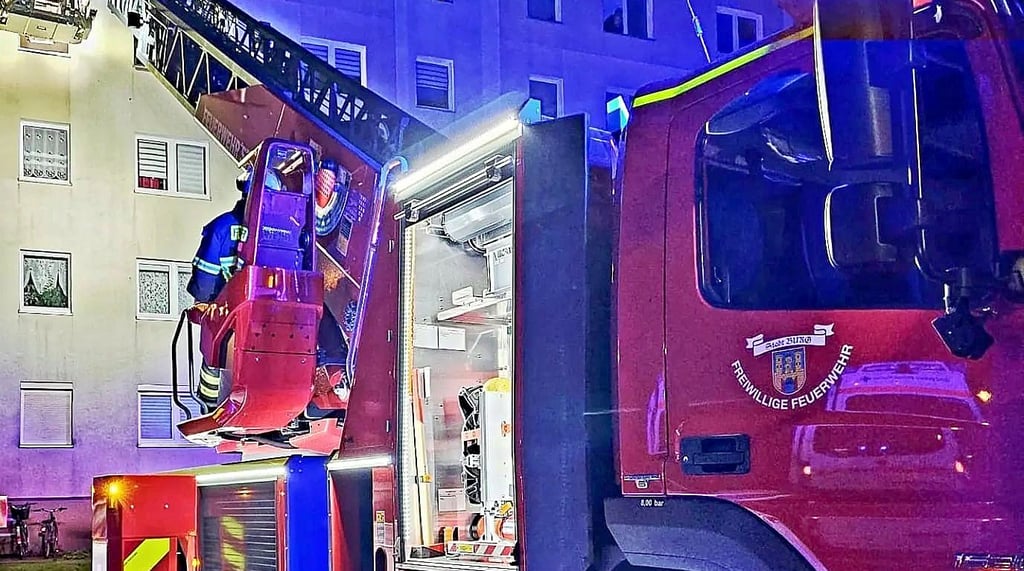 Amtshilfe der Feuerwehr Burg mit der Drehleiter in der Stadt.