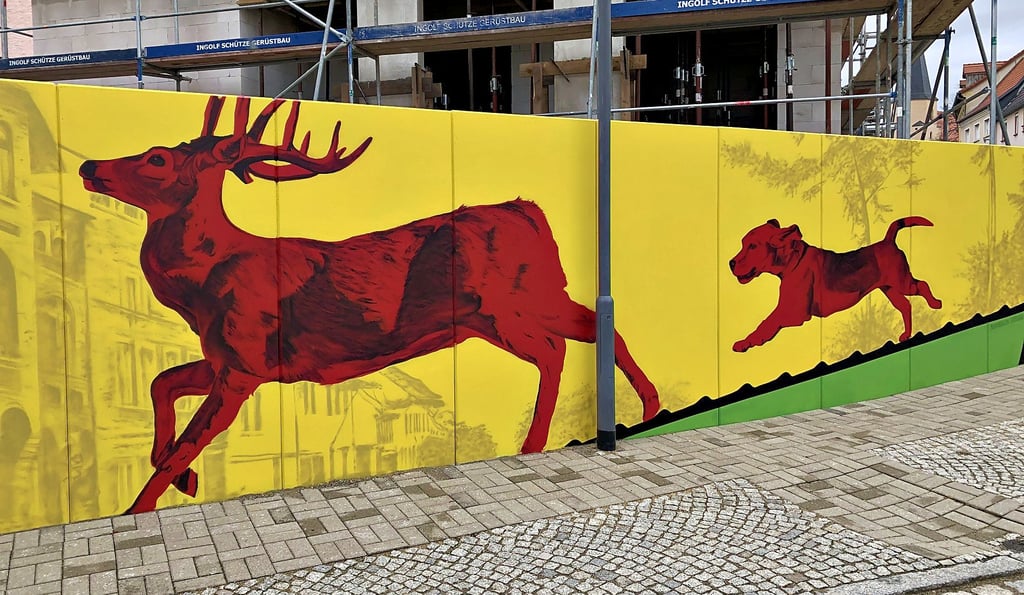Den Hirsch und Jagdhund kennen die Hohenmölsener sicher: Beide schmücken das Wappen der Stadt, das auf den Stützwänden am Altmarkt entzerrt dargestellt ist.