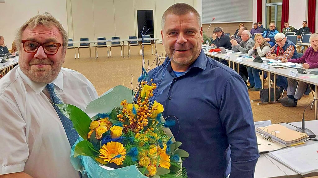 Stadtratsvorsitzender Marko Alex (Mitte) überreicht Blumen an den noch amtierenden Bürgermeister Hans-Werner Kraul. Es ist Krauls letzte Stadtratssitzung als Gemeindeoberhaupt. Am 23. Januar muss der Weferlinger seinen Chefsessel für seinen Nachfolger räumen.