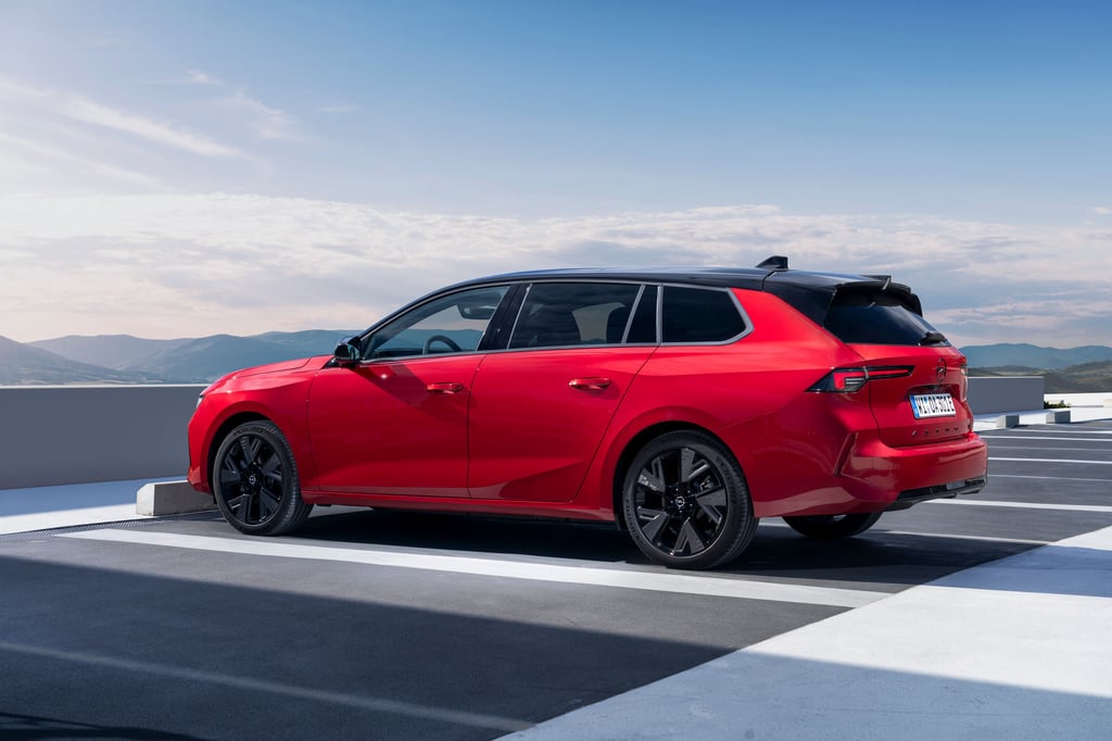Lang gemacht für viel Laderaum: Opel Astra Sports Tourer Electric. Er hat eine Länge von 4,64 Metern.