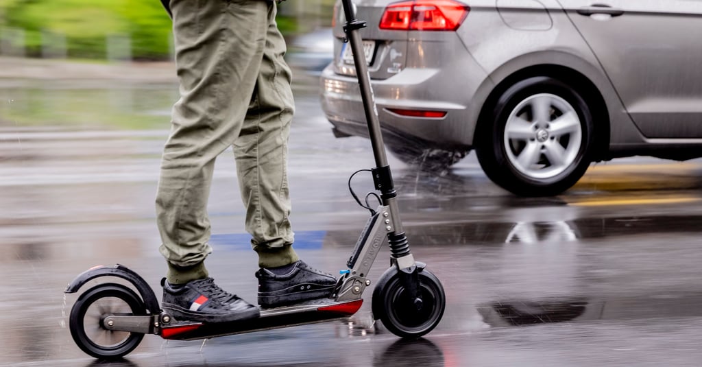 In Salzwedel versuchte ein 16-jähriger E-Scooter-Fahrer am Sonnabendmorgen vor der Polizei zu fliehen, nachdem er von den Beamten am Lohteich entdeckt wurde.