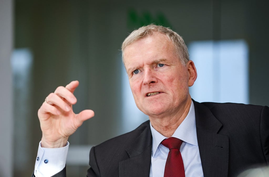 Armin Eichholz, Vorsitzender der Geschäftsführung der Mibrag GmbH, sitzt in einem Konferenzraum der Firma.