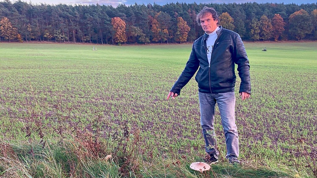 Udo Pfeffer deutet auf die Stelle, an der er das Stück Metall gefunden hat.