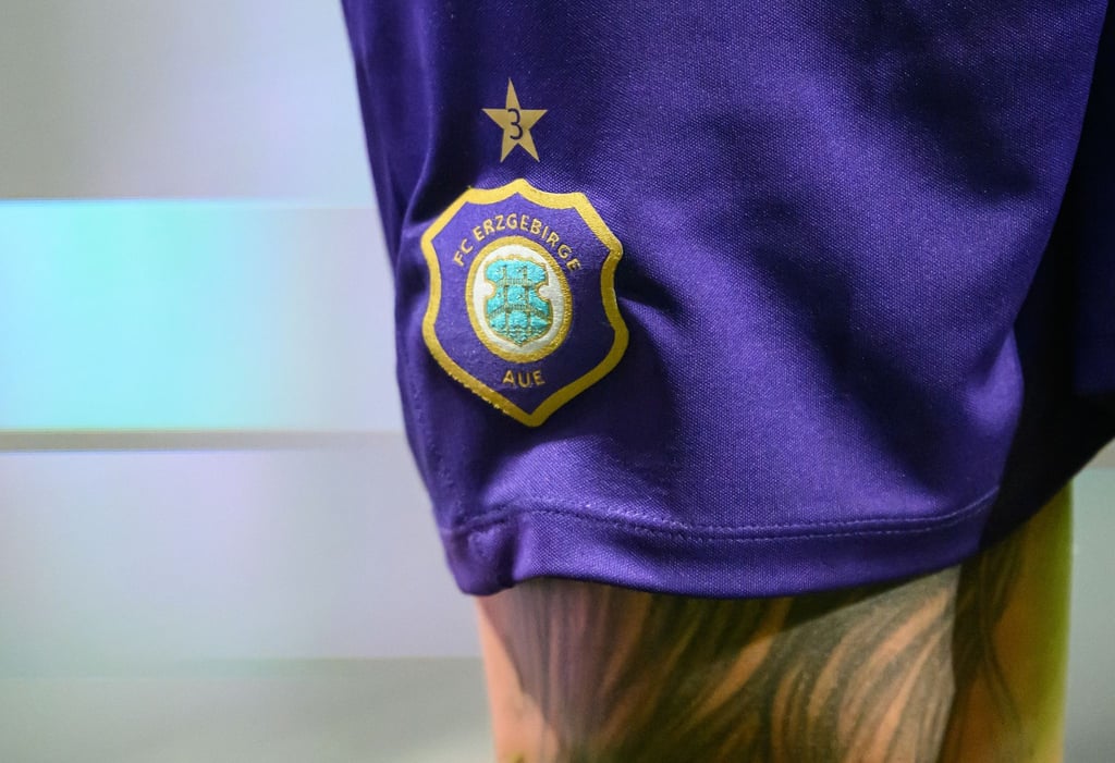 Das Logo von Erzgebirge Aue ist auf der Hose eines Spielers zu sehen.