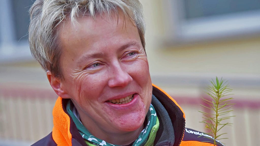Christiane Reinäcker kam mit kleinen Doulasien aus dem Betreuungsforstamt Flechtingen vom Landeszentrum Wald in Kindergärten ihrer alten Heimat.