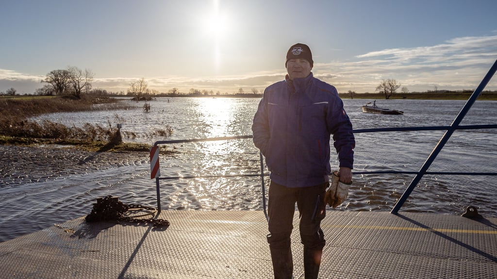Idyllisch, aber zu viel Wasser: Jan Ulrich kontrolliert sein Boot, fürs Übersetzen ist die Elbe noch zu voll.