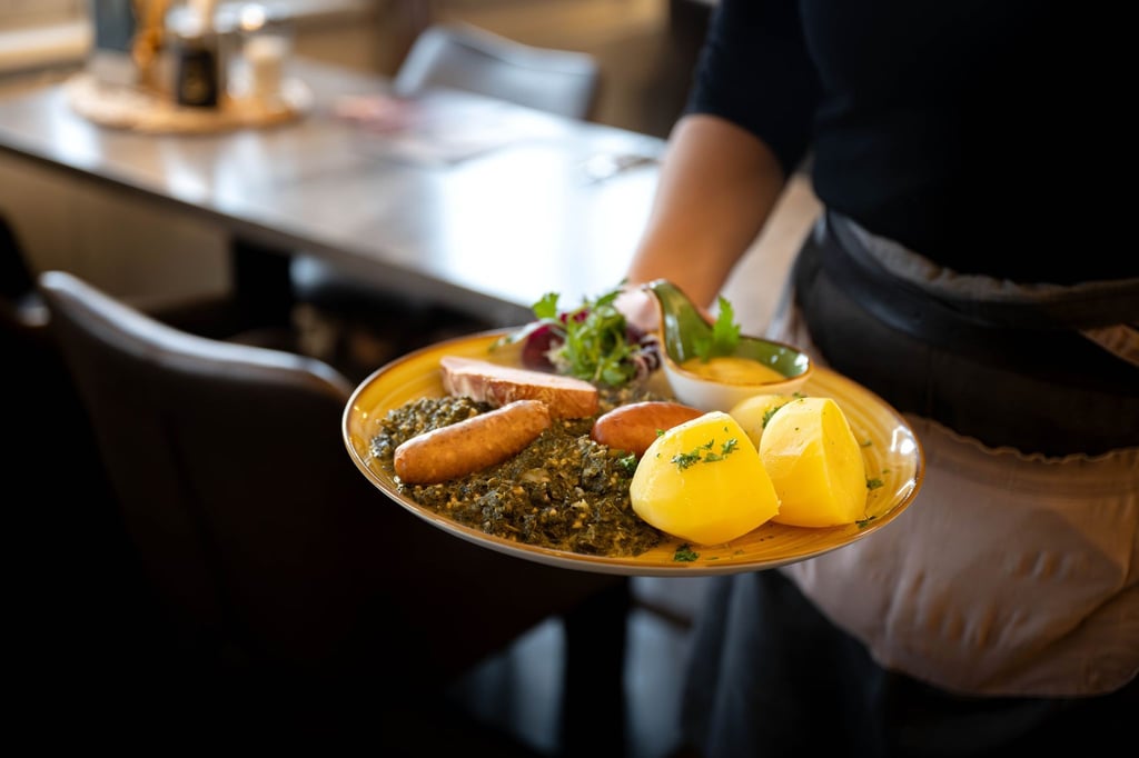 Grünkohl wird in einem Restaurant serviert.