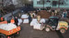 Auf dem Dorfplatz in Löderburg wurden Sandsäcke verteilt, um den Ort vor dem Bode-Hochwasser zu schützen.