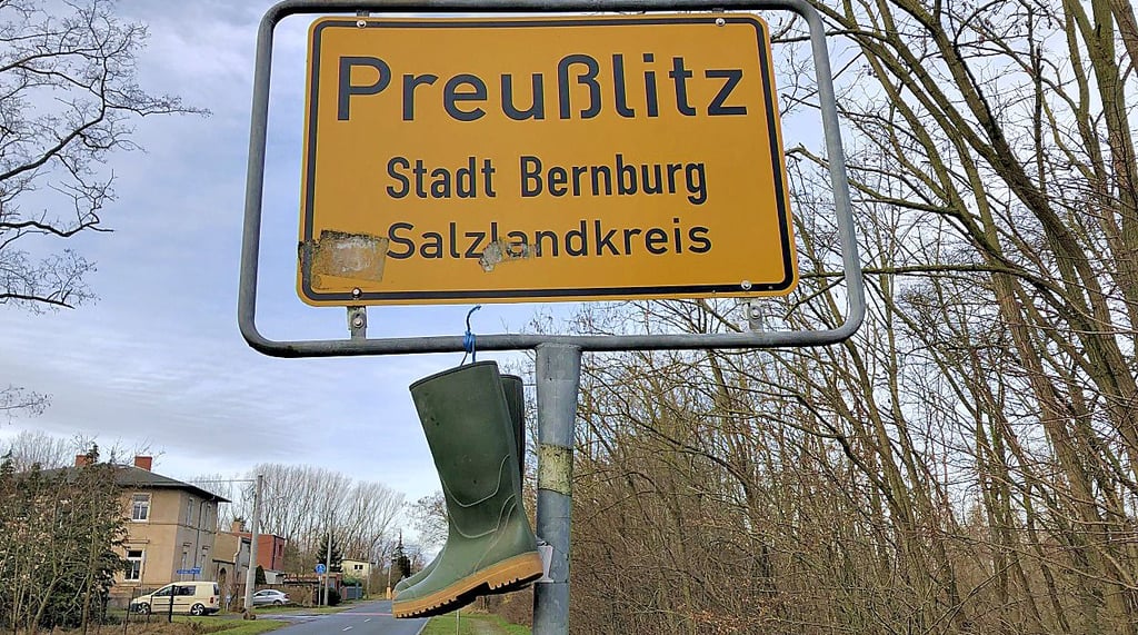 Gummistiefel hängen am Ortsschild von Preußlitz als Protest der Bauern.
