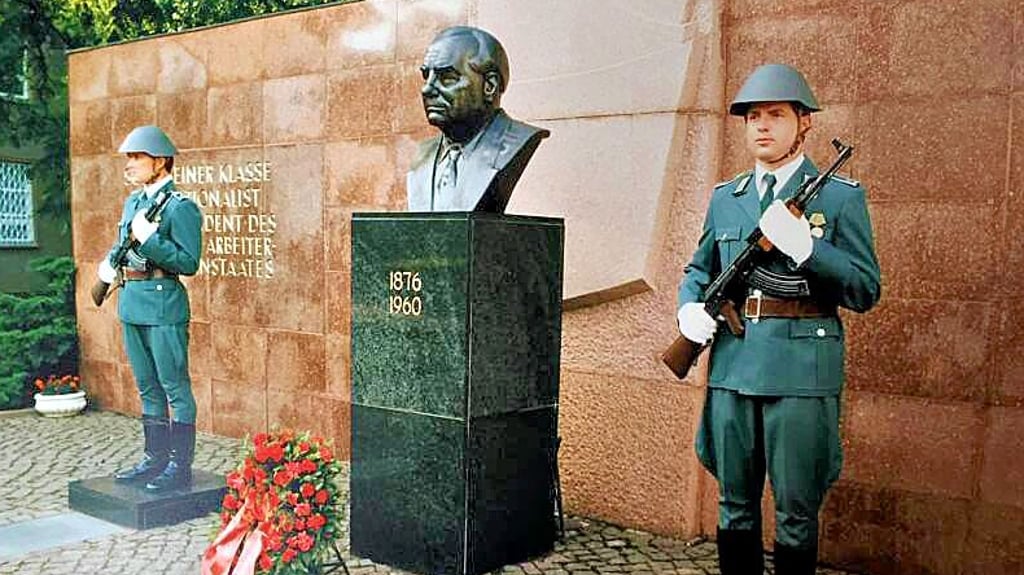 Auf diesem Foto ist der Ehrenhain der Offiziersschule „Wilhelm Pieck“ zu sehen.