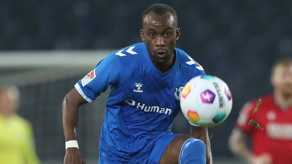 Silas Gnaka und der 1. FC Magdeburg gehen auch künftig einen gemeinsamen Weg: Der Club verlängert den Vertrag des Mittelfeld-Spielers.