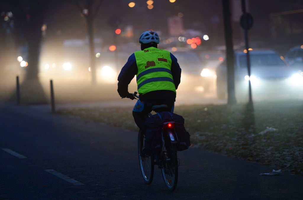 Warnwesten und Co.: Sichtbar sicher: Tipps für Fußgänger und Radler im  Dunkeln