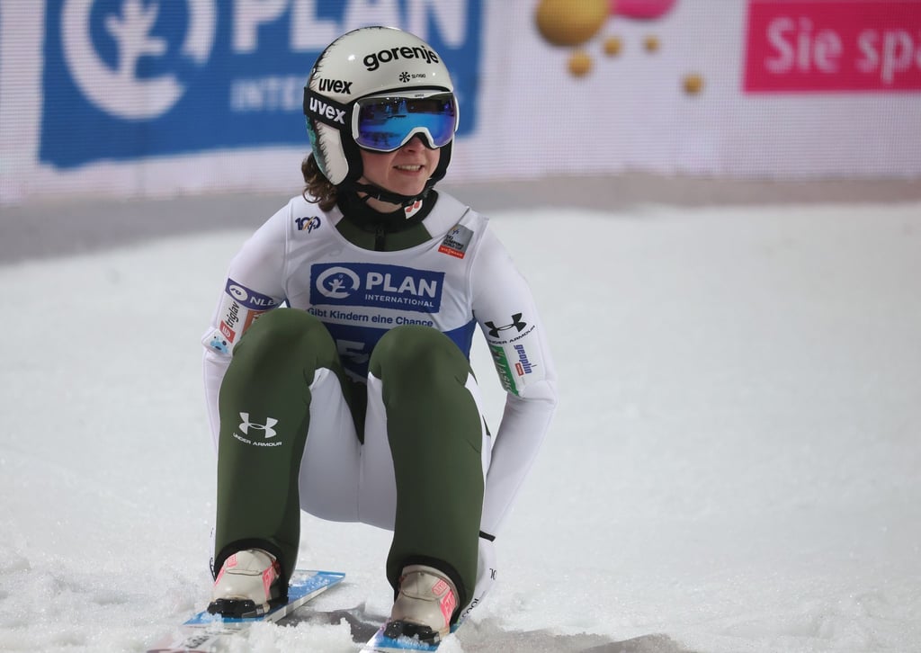 Die Slowenin Nika Prevc kam beim Springen in Villach auf Weiten von 96,5 und 92 Metern.