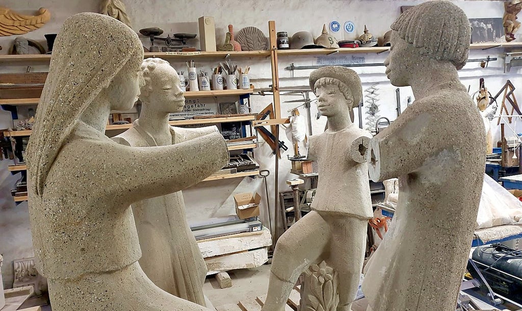 Übergangsdomizil: Die Figurengruppe hat in der Werkstatt von Uwe Schön Unterschlupf gefunden. Wie lange noch, ist offen.
